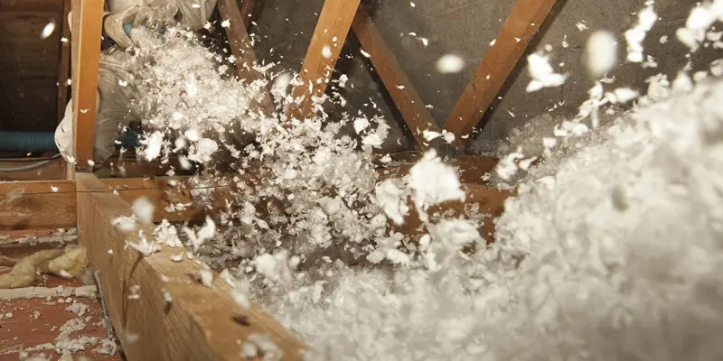 Photo isolation par soufflerie de ouate de cellulose - étanchéité et Isolation